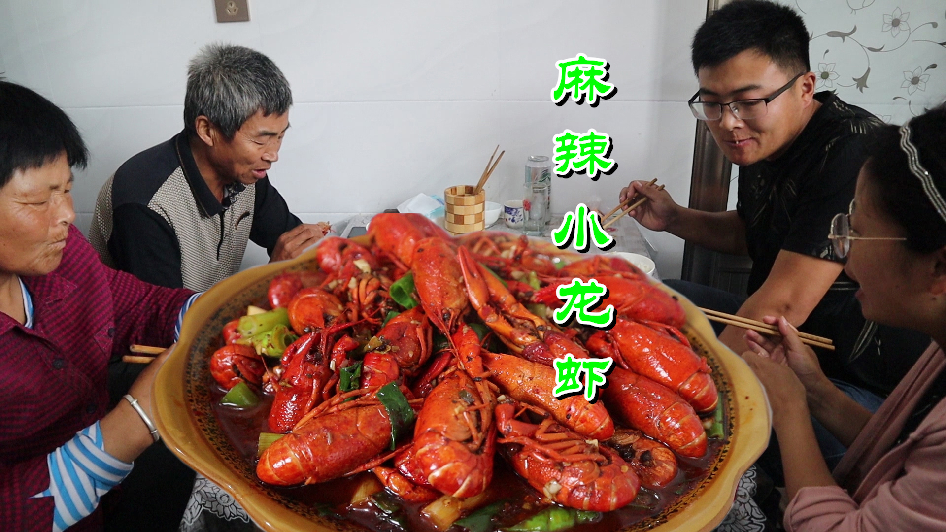 下雨天,煮上一盆麻辣小龙虾,热个羊腿,陪父亲喝点酒真过瘾